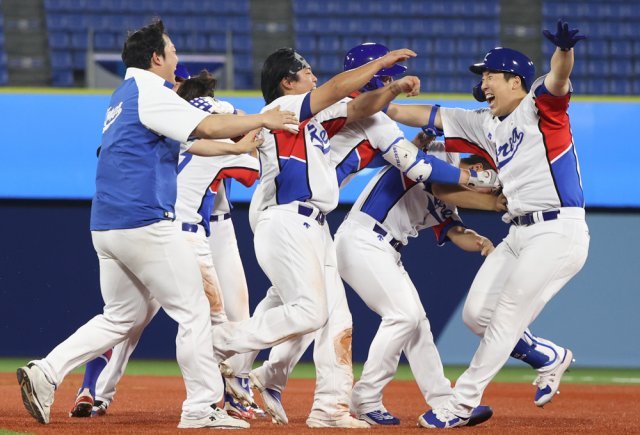 1일 저녁 일본 가나가와현 요코하마 스타디움에서 열린 ‘2020 도쿄올림픽‘ 대한민국과 도미니카공화국의 야구경기에서 9회말 역전승을 거둔 한국 대표팀 선수들이 기뻐하고 있다. 2021.8.1/뉴스1 (요코하마=뉴스1)