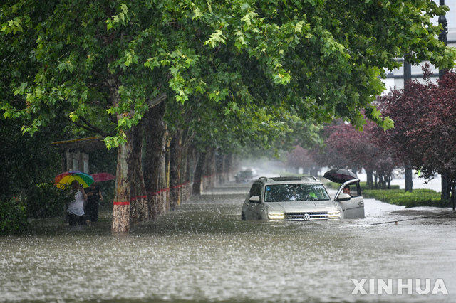 중국 허난성의 폭우로 침수된 승용차. 뉴시스