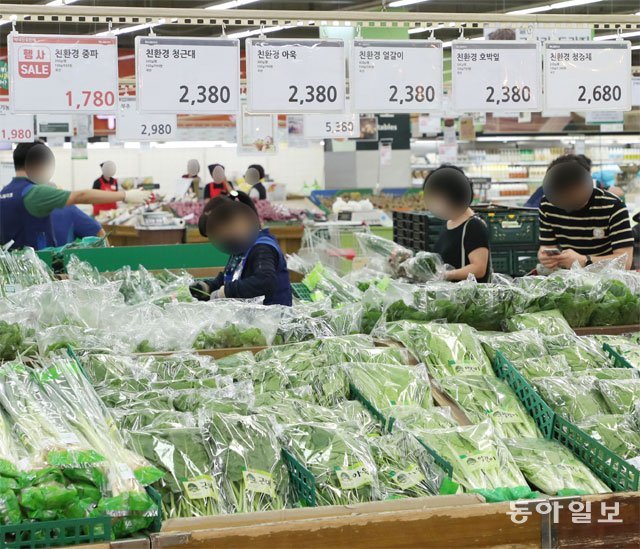 3일 서울 서초구 하나로마트에서 소비자들이 장을 보고 있다. 이날 통계청에 따르면 7월 소비자물가는 지난해 같은 달보다 2.6% 올라 4개월 연속 2%대 상승세를 이어갔다. 김재명 기자 base@donga.com