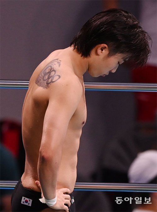 우하람이 3일 일본에서 열린 2020 도쿄 올림픽 남자 다이빙 3m 스프링보드 준결선에서 연기를 준비하고 있다. 오른쪽 어깨 위에
 오륜기가 다이빙하는 듯한 문신을 새겨 넣은 게 눈에 띈다. 도쿄=홍진환 기자 jean@donga.com