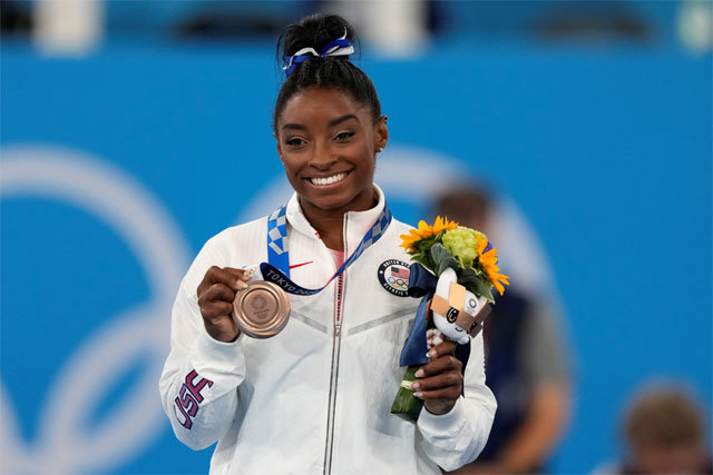 시몬 바일스(미국)가 3일 도쿄 올림픽 여자 체조 평균대에서 정신적 부담감을 이겨내고 동메달을 따낸 뒤 환하게 웃고 있다. 도쿄=AP 뉴시스