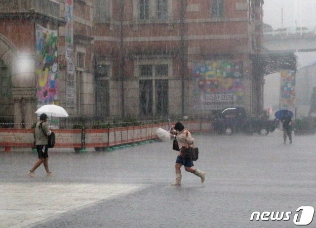 19일 오후 서울역에서 시민들이 갑자기 쏟아지는 소나기를 피하고 있다. 2021.7.19/뉴스1 © News1