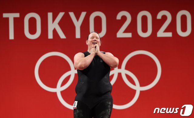 뉴질랜드 여성 역도대표팀 로렐 허버드가 2일 저녁 일본 도쿄 국제 포럼에서 열린 ‘2020 도쿄올림픽’ 여자 역도 87kg급 인상 3차 시기에서 바벨을 들어올리지 못해 아쉬워 하며 인사하고 있다. 2021.8.2/뉴스1 © News1