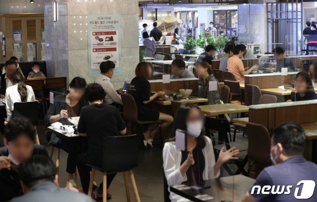 수도권 지역에 새 거리두기 ‘4단계’가 시행된 지 4주차에 접어든 가운데 2일 서울의 한 식당가에서 시민들이 식사를 하고 있다. 2021.8.2/뉴스1 © News1