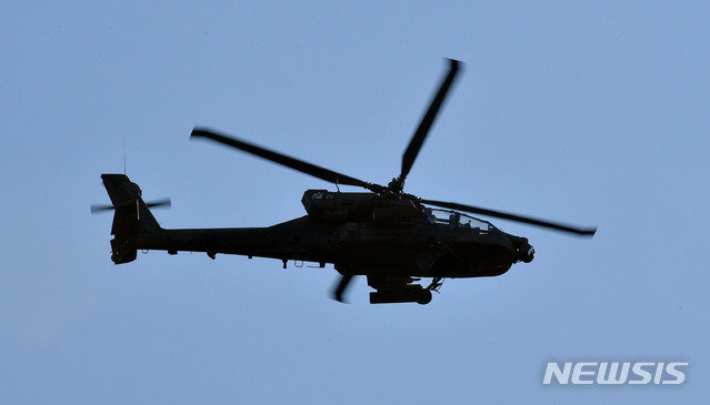 미군 아파치 헬기가 사격 훈련을 위해 사격장으로 향하고 있다. 뉴시스