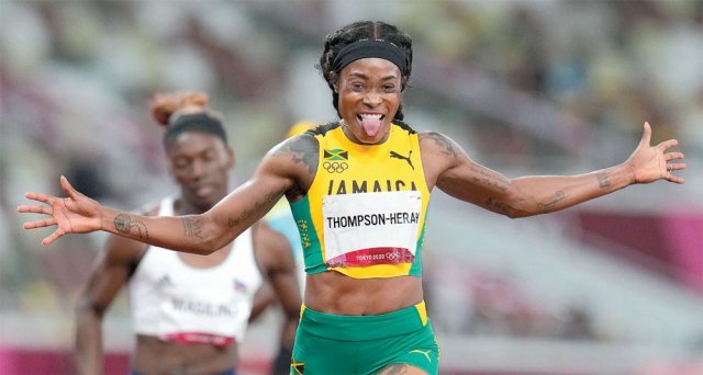 자메이카의 일레인 톰프슨헤라가 3일 열린 도쿄 올림픽 육상 여자 200m 결선에서 21초53으로 가장 먼저 결승선을 통과했다. 톰프슨헤라는 사상 최초로 올림픽 육상 여자 100m와 200m에서 2개 대회 연속 금메달을 따내는 ‘더블더블’에 성공했다. 도쿄=AP 뉴시스