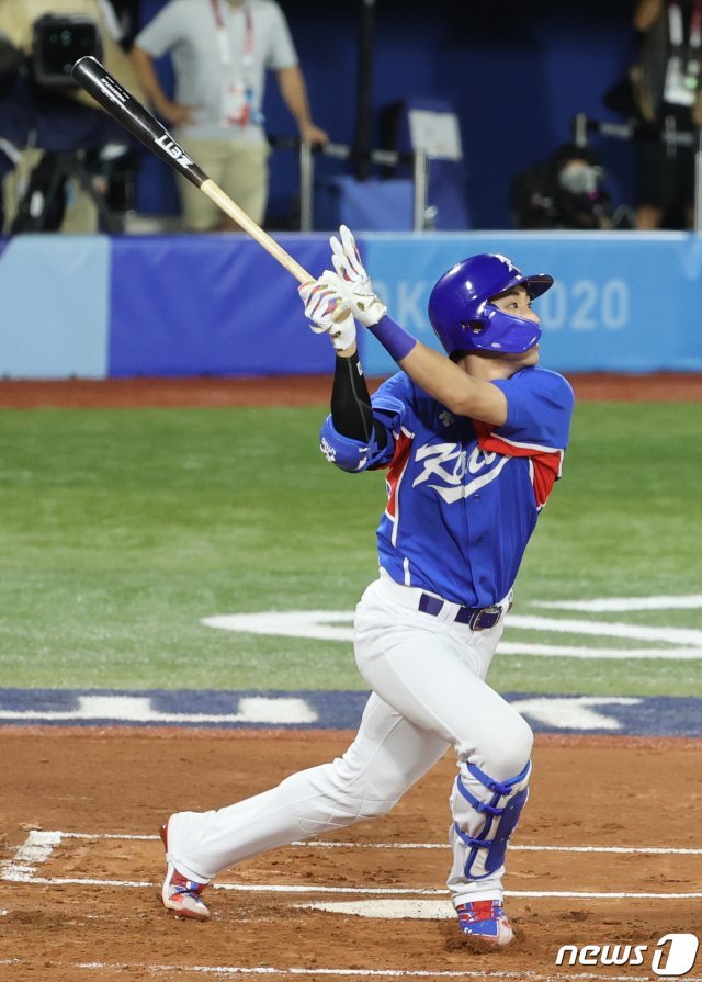 4일 오후 일본 요코하마 스타디움에서 열린 ‘2020 도쿄올림픽’ 대한민국과 일본의 경기에서 1회초 1사 1루 상황, 이정후가 2루타를 치고 있다. 2021.8.4/뉴스1 © News1