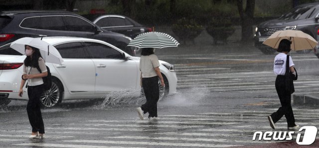 소나기가 내린 2일 전북 전주시 백제대로에서 우산을 쓴 시민들이 발걸음을 옮기고 있다. 2021.8.2/뉴스1 © News1