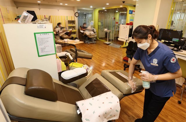 5일 오후 서울 강서구 대한적십자사 서울중앙혈액원 헌혈센터에서 간호사가 빈 의자를 소독하고 있다.