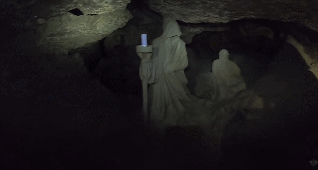 조각상들이 촬영된 동굴 탐험 영상. 유튜브 캡처