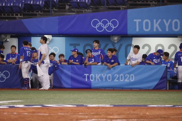 5일 저녁 도쿄 가나가와현 요코하마스타디움에서 열린 ‘2020 도쿄올림픽‘ 대한민국과 미국의 패자준결승 야구경기에서 패한 대한민국 선수들이 아쉬워 하고있다. 대한민국은 7일에 도미니카공화국과 동메달 결정전을 한다. 2021.8.5/뉴스1 (요코하마=뉴스1)