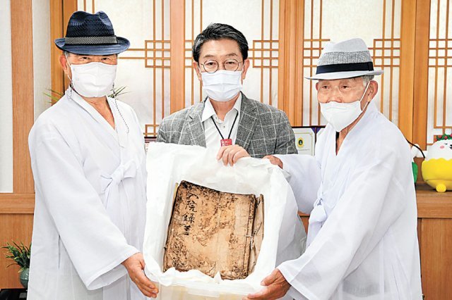 장욱현 경북 영주시장(가운데)과 소수서원 관계자들이 시장 집무실에서 반환받은 입원록을 들어 보이고 있다. 영주시 제공