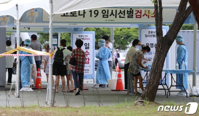 5일 오후 대구 수성구 대구스타디움 제3주차장에 다시 마련된 코로나19 임시선별검사소가 업무를 시작하자 검사를 받으려는 시민들로 붐비고 있다. 2021.8.5/뉴스1 © News1