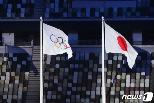 23일 밤 일본 도쿄 국립경기장에서 열린 2020 도쿄올림픽 개막식에서 오륜기가 게양되고 있다. 2021.7.23/뉴스1 © News1
