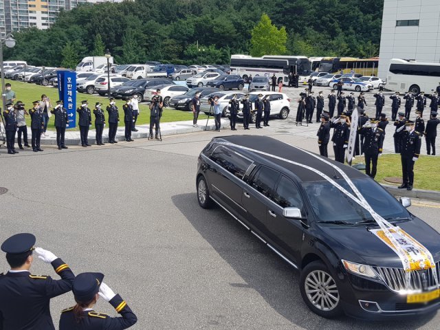 춘천 의암댐 선박 전복 사고로 숨진 고(故) 이종우 경감의 영정을 실은 운구차가 지난해 8월12일 영결식장인 춘천 호반체육관을 빠져나가고 있다. 2020.8.12/뉴스1 © News1