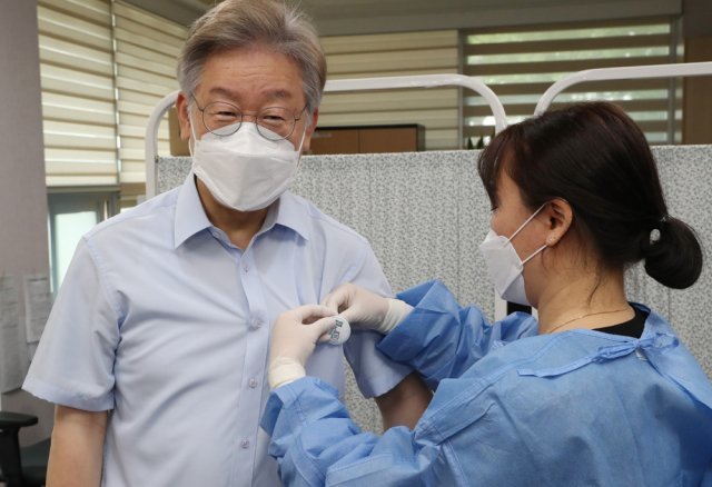 이재명 경기도지사가 6일 오전 경기도 수원시 팔달구 보건소에서 아스트라제네카(AZ) 백신 2차 접종을 마친 뒤 예방접종 확인 배지를 달고 있다. 수원=뉴시스