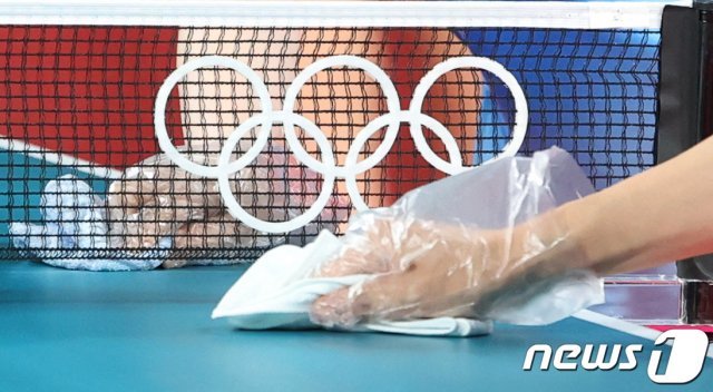 6일 일본 도쿄체육관에서 열린 ‘2020 도쿄올림픽’ 남자 탁구 단체 동메달전에서 올림픽 관계자들이 신종 코로나 바이러스 감염증(코로나19) 우려로 장갑을 끼고 테이블을 닦고 있다. 2021.8.6/뉴스1 © News1