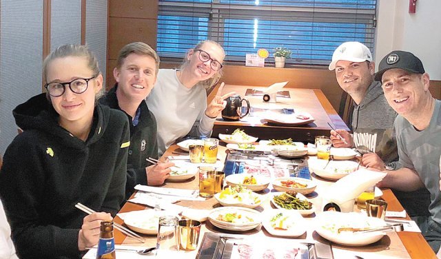 코르다 자매 “갈비도 좋아요” 한국에서 열린 대회에서 캐디 등 동료들과 함께 갈비집을 찾은 넬리 코르다(왼쪽)와 제시카(왼쪽에서 세 번째) 자매. 한화 골프단 제공