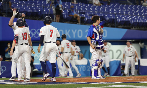 5일 일본 요코하마 스타디움에서 열린 도쿄올림픽 야구 한국과 미국의 ‘패자’ 준결승 경기. 6회말 연속 안타로 득점하자 미국 선수들이 기뻐하고 있다. 2021.08.05 요코하마=올림픽사진공동취재단B