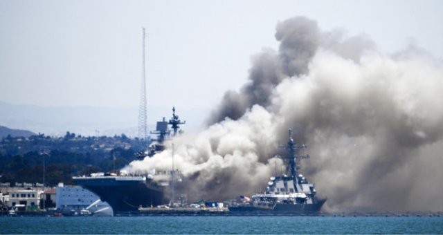 지난해 7월 12일 미국 캘리포니아주 샌디에이고 기지에 정박 중이던 해군 상륙강습함 본험리처드함에 화재가 발생했다. AP=뉴시스
