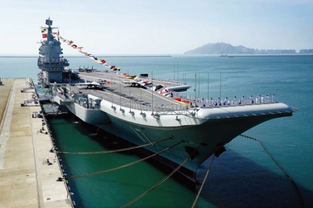 중국은 항공모함 산둥함(사진) 등 해군 전력을 강화하며 미국의 해양 패권에 도전하고 있다. AP=뉴시스