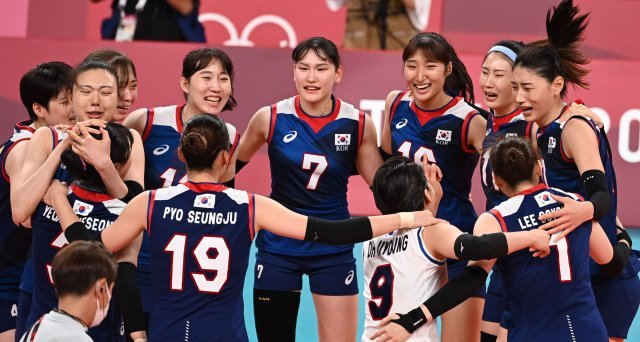 한국 배구대표팀이 4일 여자 배구 8강 한국과 터키의 경기에서 승리한 뒤 환호하고 있다. 사진=올림픽사진공동취재단