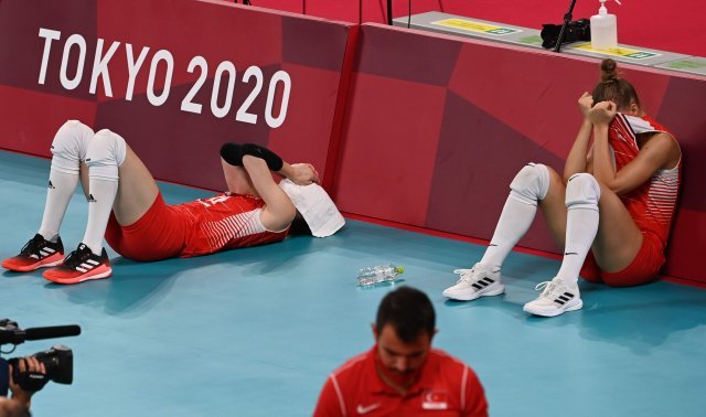 터키 배구대표팀 선수가 경기에서 패한 뒤 코트를 떠나지 못한 채 울고 있다. 사진=올림픽사진공동취재단