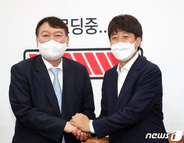 (왼쪽부터) 윤석열 전 검찰총장과 이준석 국민의힘 대표/뉴스1 © News1