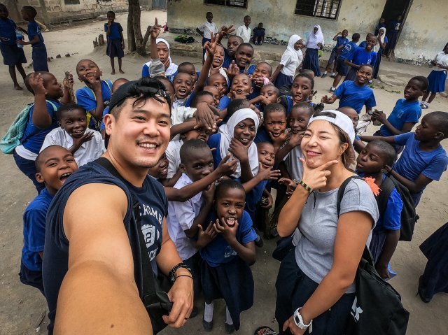 아프리카 탄자니아의 보육원 아이들과 함께 웃고 있는 김현영, 홍석남 씨 부부. 두 사람은 어려운 처지에 놓인 아이들을 돕기 위해 직접 모은 후원금으로 건물을 지었다.