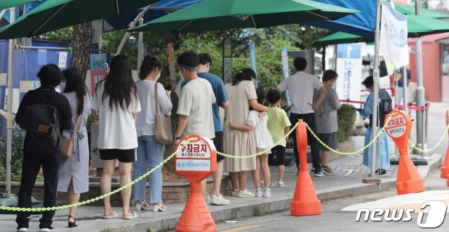 서울 동작구보건소에 마련된 선별진료소에서 시민들이 신종 코로나 바이러스 감염증(코로나19) 검사를 받기 위해 대기하고 있다. 2021.8.6/뉴스1 © News1