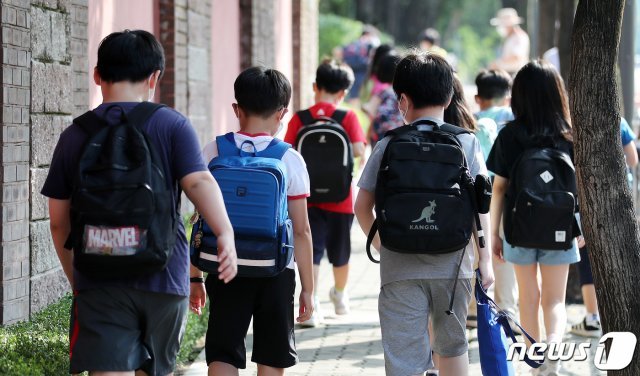 서울 한 초등학교에서 학생들이 등교하고 있다. 2021.7.12/뉴스1 © News1