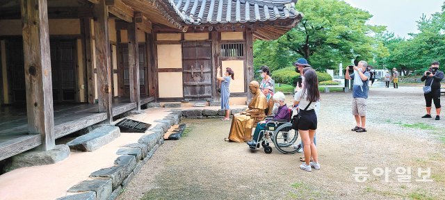 2일 관광객들이 충남 당진시 우강면 솔뫼성지에 있는 김대건 신부 생가와 2014년 이곳을 방문한 프란치스코 교황의 동상을 둘러보고 있다. 이기진 기자  doyoce@donga.com