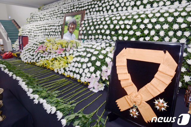 장애산악인 최초 히말라야 14좌 완등 성공 후 실종된 고 김홍빈 대장의 영결식이 8일 오전 광주 서구 염주체육관에서 열렸다. 지난 4일 염주체육관에 마련된 시민분향소에 황희 문화체육관광부 장관이 추서한 체육훈장 ‘청룡장’(1등급)이 놓여 있다. 2021.8.4/뉴스1 © News1