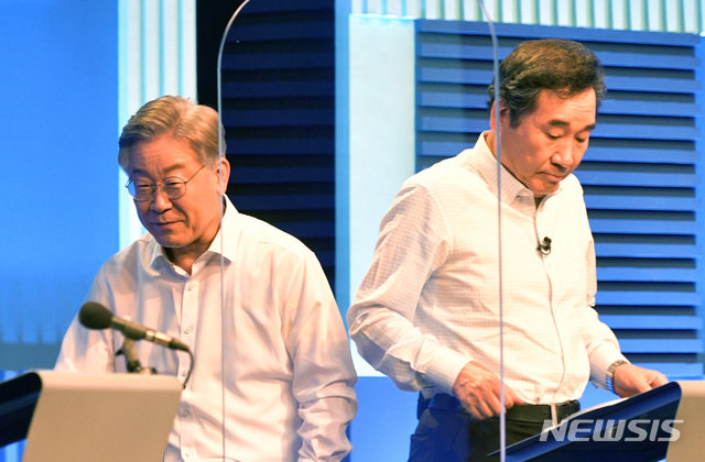 이재명, 이낙연 더불어민주당 대선 경선 후보가 4일 오후 서울 마포구 상암동 YTN에서 열린 본경선 2차 TV 토론회를 준비하고 있다. 2021.08.04. 뉴시스