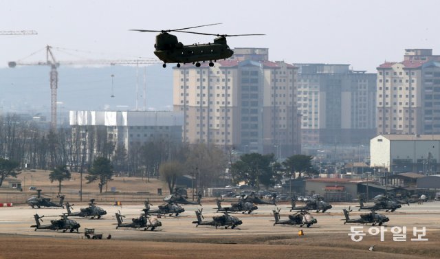 3월 8일 오후 경기 평택시 미군기지인 캠프 험프리스에서 헬기가 착륙하고 있다. 양회성 기자 yohan@donga.com