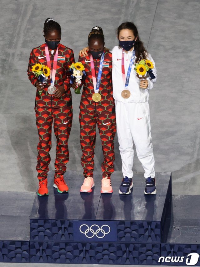 2020 도쿄 올림픽 여자 마라톤 메달리스트들에게 폐막식에서 메달이 수여되고 있다. © News1