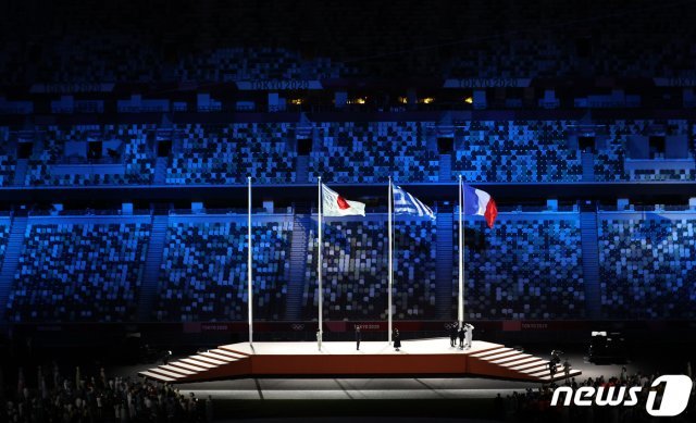 8일 오후 일본 도쿄 국립경기장에서 열린 ‘2020 도쿄올림픽’ 폐막식에서 2024 파리 올림픽 개최 예정지인 프랑스 국기가 게양된 뒤 국가 연주가 울려퍼지고 있다. . 2021.8.8/뉴스1 © News1