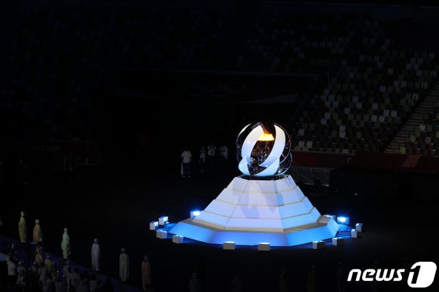 8일 오후 일본 도쿄 국립경기장에서 열린 ‘2020 도쿄올림픽’ 폐막식에서 성화가 꺼지고 있다.  2021.8.8/뉴스1 © News1