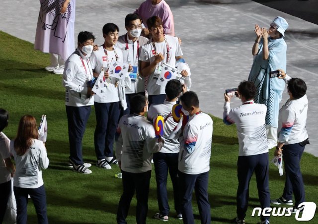 전웅태 근대5종 국가대표(왼쪽 두번째)를 비롯한 대한민국 선수 및 관계자들이 8일 오후 일본 도쿄 국립경기장에서 열린 ‘2020 도쿄올림픽’ 폐막식에서 기념촬영을 하고 있다. 2021.8.8/뉴스1 © News1