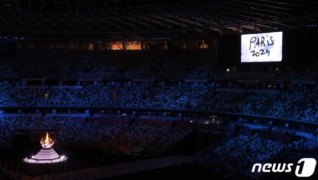 8일 오후 일본 도쿄 국립경기장에서 열린 ‘2020 도쿄올림픽’ 폐막식에서 다음 올림픽 개최지인 프랑스 파리 관련 영상이 상영되고 있다.  2021.8.8/뉴스1 © News1
