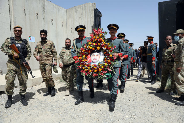 7일 아프가니스탄 정부군 의장대가 전날 수도 카불에서 무장 반군 탈레반에 의해 살해당한 다와 칸 메나팔 정부 미디어센터장의 영정을 들고 있다. 카불=AP 뉴시스