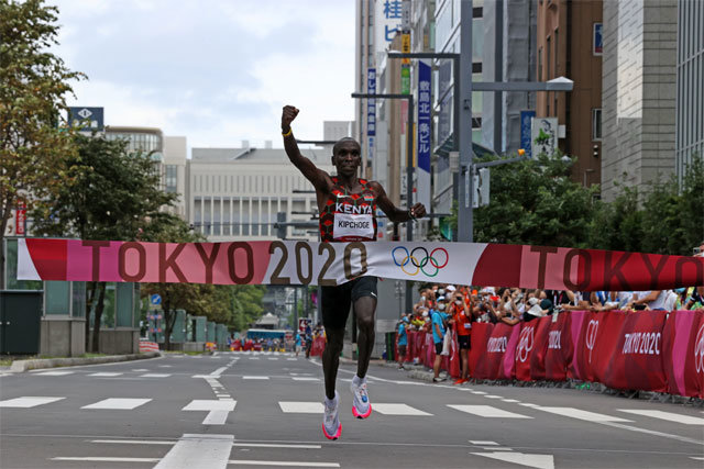 엘리우드 킵초게(37·케냐)가 8일 일본 삿포로 일대에서 열린 2020 도쿄 올림픽 남자 마라톤에서 시민들이 지켜보는 가운데 2시간8분38초로 가장 먼저 결승선을 통과하며 주먹을 불끈 쥐고 있다. 이로써 킵초게는 2016 리우데자네이루 올림픽에 이어 2회 연속 우승을 달성했다. 이날 경기가 시작된 이른 아침부터 27도의 기온과 77%의 습도로 출전자 107명 중 30명이 중도 포기하기도 했다. 기대를 모은 귀화선수 오주한은 부상으로 기권했다. 도쿄=올림픽사진공동취재단