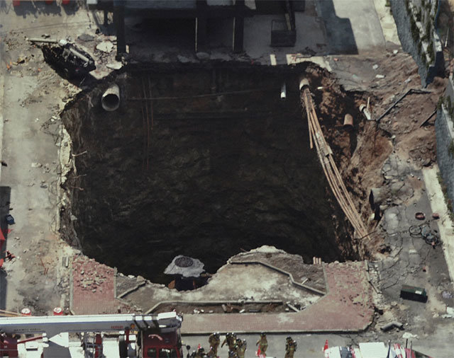 11일 개봉하는 영화 ‘싱크홀’에서 주인공이 거주하는 청운빌라가 500m 깊이의 싱크홀에 빠진 장면. 싱크홀 내부에서의 촬영을 위해 대규모 암벽 세트를 제작했다. 쇼박스 제공