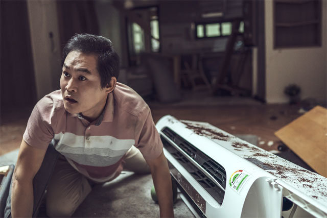 영화 ‘싱크홀’에서 상경 11년 만에 ‘내 집 마련’의 꿈을 이룬 평범한 회사원이자 한 아이의 아버지인 동원을 연기한 배우 김성균. 쇼박스 제공