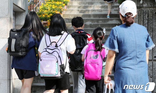 서울 한 초등학교에서 학부모가 자녀를 배웅하고 있다.  2021.7.12/뉴스1 © News1
