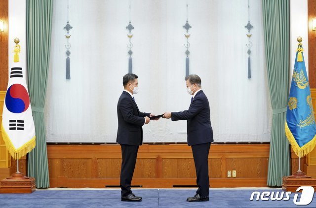 문재인 대통령(오른쪽)이 작년 9월18일 청와대에서 서욱 국방부 장관에게 임명장을 수여하고 있다. 2020.9.18/뉴스1 © News1