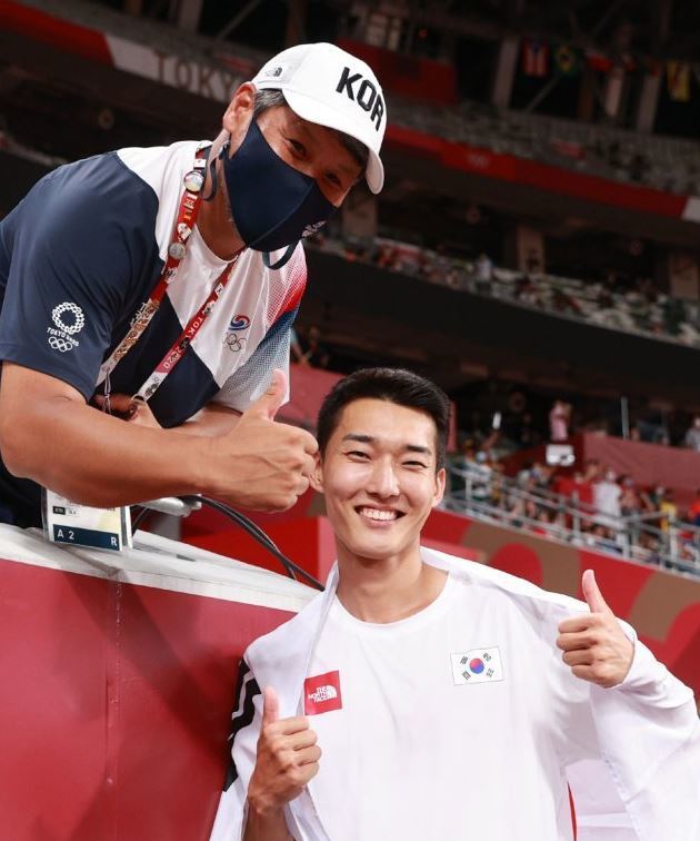 한국 육상 높이뛰기 우상혁(오른쪽)이 일본 도쿄 올림픽스타디움에서 열린 2020 도쿄 올림픽 육상 남자 높이뛰기 결선을 마친 뒤 김도균 높이뛰기 국가대표 코치와 엄지를 들어 보이며 웃고 있다. 뉴스1