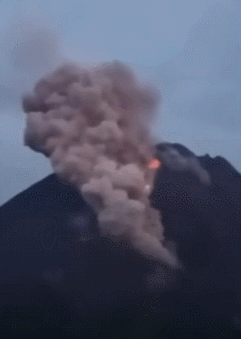 지난 8일 오전(현지시간) 가스 구름과 용암을 뿜어낸 인도네시아 메라피산. 유튜브 캡처