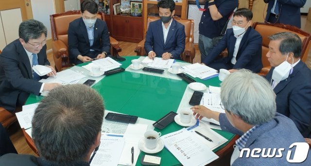 국민의힘 유승민 전 의원이 9일 경남 진주상공회의소를 방문해 지역 현안을 청취했다. 2021.8.9 © 뉴스1