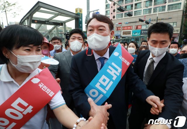 윤석열 국민의힘 대선 예비후보가 3일 오후 서울 은평구 응암역 앞에서 국민의힘 당원 가입을 독려하는 홍보 활동을 위해 이동하며 지지자들과 악수하고 있다. 2021.8.3/뉴스1 © News1